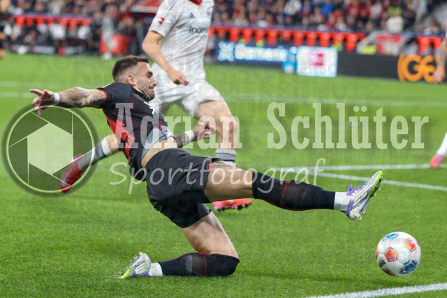 Bayer 04 Leverkusen vs Eintracht Frankfurt - Bundesliga  | Leverkusen, Deutschland, 12.09.25:   Aleix Garcia (Bayer 04 Leverkusen) in Aktion am Ball, Einzelaktion waehrend des Spiels der Bundesliga zwischen  Bayer 04 Leverkusen vs Eintracht Frankfurt in der BayArena(Foto von Brauer-Fotoagentur / Adrian Schlueter)