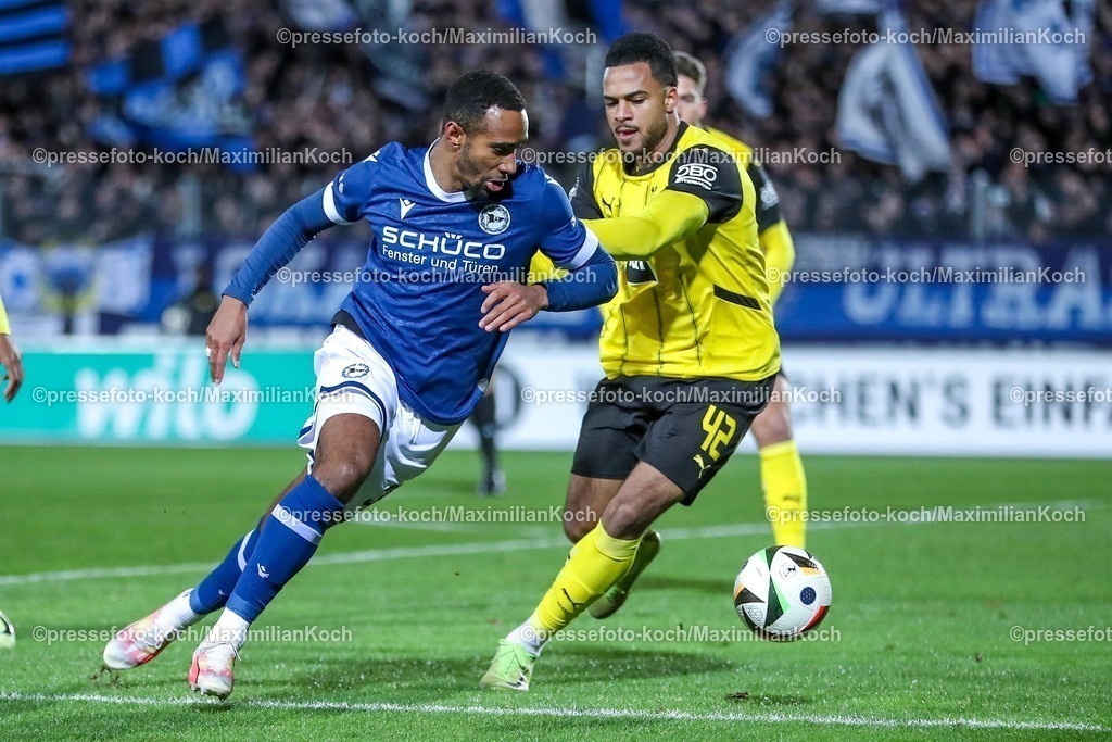 BVBII26012501010 | 26.01.2025, Fußball, 3.Liga, Borussia Dortmund II - Arminia Bielefeld, Stadion Rote Erde, Saison 2024 2025: Noah Sarenren Bazee (Arminia #37) im Zweikampf gegen Almugera Kabar (BVBII #42)DFB regulations prohibit any use of photographs as image sequences and or quasi-video.