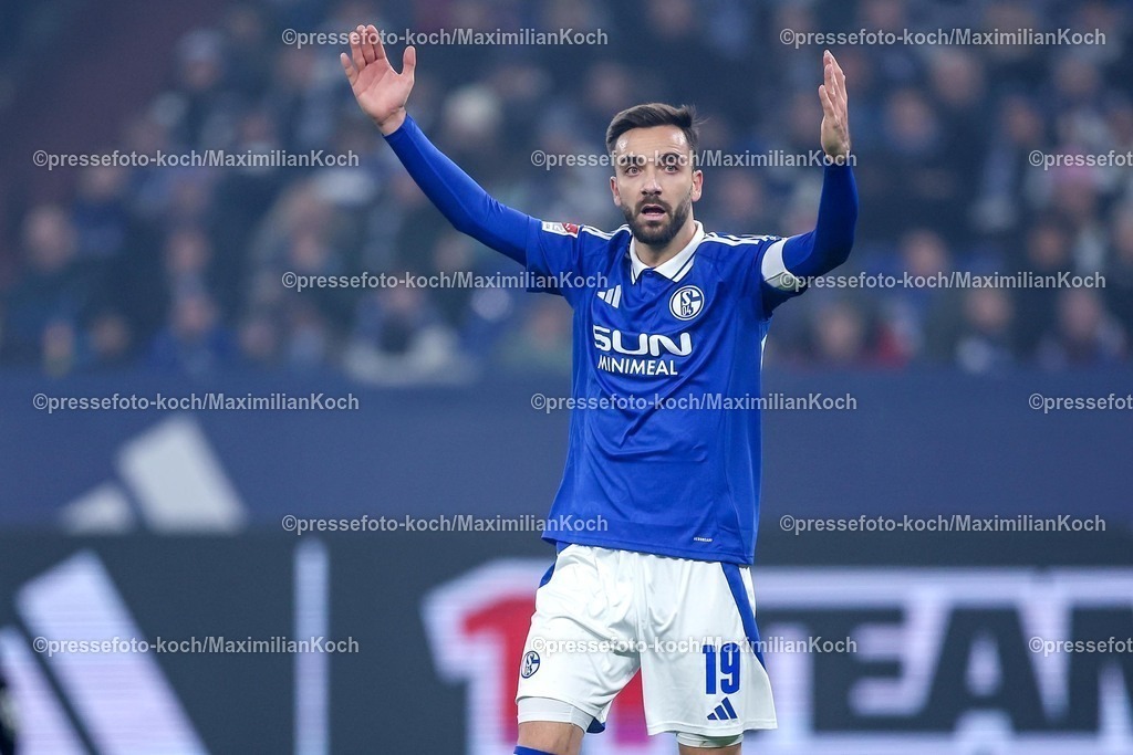 S0401022501035 | 01.02.2025, Fußball, FC Schalke 04 - 1. FC Magdeburg, 2.. Fußball Bundesliga, 20. Spieltag, Veltins-Arena Gelsenkirchen, Saison 2024 2025: Kenan Karaman (S04 #19) gestikulierendDFB regulations prohibit any use of photographs as image sequences and or quasi-video.