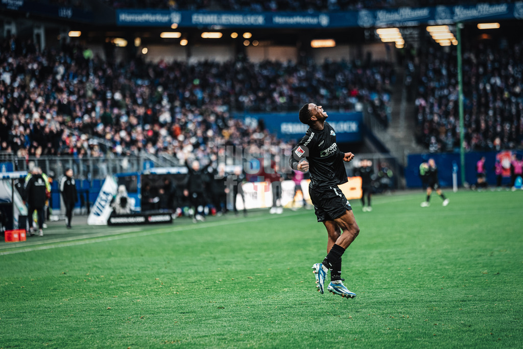 Fußball | Männer | Saison 2023/2024 | 2. Fußball-Bundesliga | 16. Spieltag | Hamburger SV vs. SC Paderborn 07 | 09.12.2023 | Ilyas Ansah (#29, SC Paderborn 07) trifft zum 2:1 Tor und jubelt