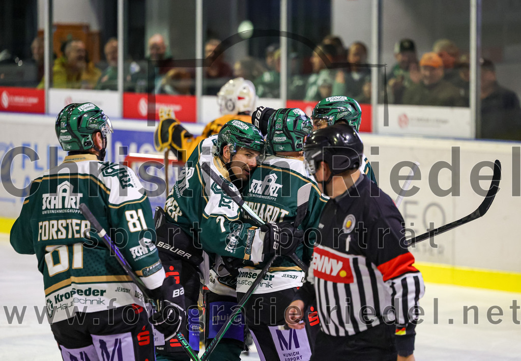 2025-11-02_101_TSV_Erding_gegen_EV_Fuessen | Erding, Deutschland, 02.11.2025:Eishockey, Oberliga Süd 2025 / 2026, 15. Spieltag, TSV Erding gegen EV Füssen, Endergebnis: 2:6Jubel nach dem 1:0 durch Elias Maier (Erding Gladiators, #15)Maximilian Forster (Erding Gladiators, #81), Louis Trattner (Erding Gladiators, #7), Markus Eberhardt (Erding Gladiators, #94)Foto: Christian Riedel / fotografie-riedel.net