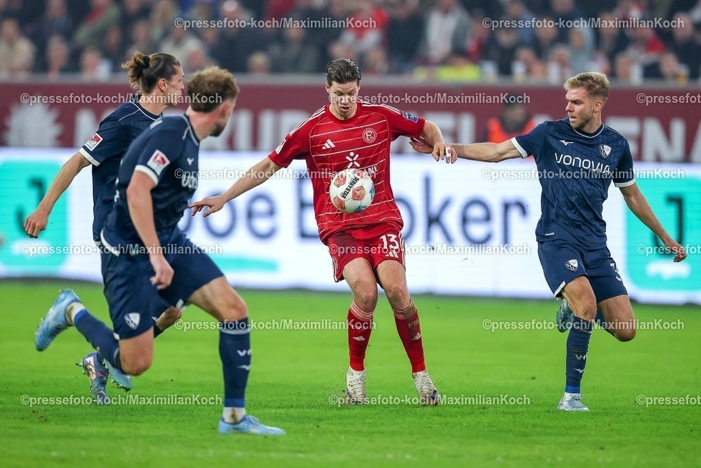 F9527022601138 | 27.02.2026, Fußball, Fortuna Düsseldorf - VfL Bochum, 2. Fußball Bundesliga, Merkur Spiel-Arena, Saison 2025 2026: Cedric Itten&nbsp;(Fortuna Düsseldorf #13) im Zweikampf gegen Noah Loosli&nbsp;(VfL Bochum #20) Philipp Strompf&nbsp;(VfL Bochum #03)    Leandro Morgalla&nbsp;(VfL Bochum #39)  DFB regulations prohibit any use of photographs as image sequences and or quasi-video.