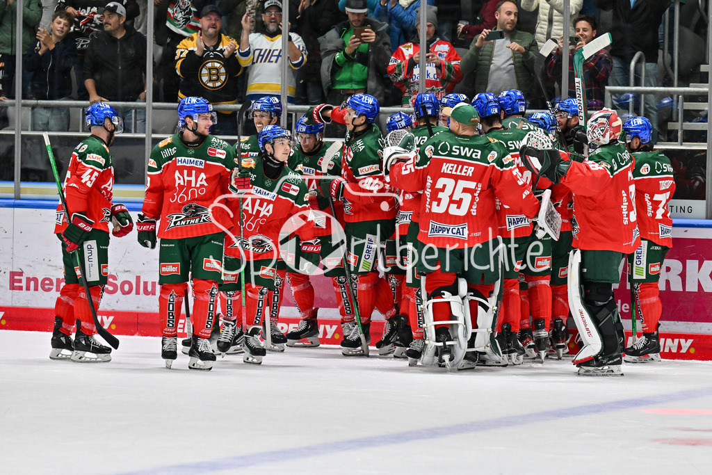 Augsburger Panther - Kölner Haie | Grenzenloser Jubel der Augsburger nach dem Siegtreffer zum 6-7 durch Jason BAST (Augsburger Panther #45) / Freude / Happy / Tor / Treffer / torschuetze / DEL: Augsburger Panther - Kölner Haie, Curt Frenzel Stadion am 29.09.2024