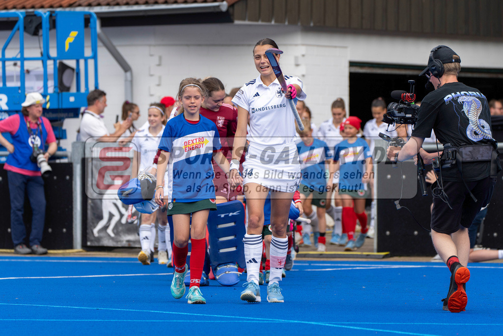 Final4_20250601-1035-HK108230 | Krefeld, Deutschland, 01.06.2025:  Feldhockey Final4 2025 – „Deutsche Feldhockey-Meisterschaften 2025“ Harvestehuder HTC - Düsseldorfer HC (Finale Damen) im Gerd-Wellen-Hockeyanlage am 01.06.2025 in Krefeld, Deutschland. (Foto von Kramhöller/Fehrmann/Kaste)Krefeld, Germany, 01.06.2025: Feldhockey Final4 2025 – „Deutsche Feldhockey-Meisterschaften 2025“ Harvestehuder HTC - Düsseldorfer HC (Finale Damen) in Gerd-Wellen-Hockeyanlage at 01.06.2025 in Krefeld, Deutschland. (Foto from Kramhöller/Fehrmann/Kaste)