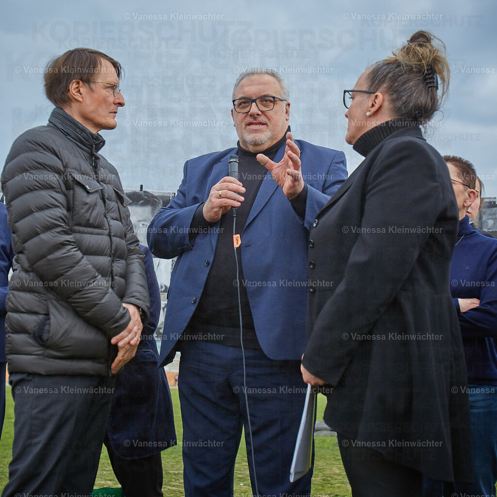 #NichtGenesen am Bundestag zum International LongCovid Awareness Day 2024 | Mit Fotos von arbeitsunfähigen Betroffenen fordert die Initiative #NichtGenesen anlässlich des International LongCovid Awareness Day am 15.03.2024 vor dem Reichstag mehr Geld für Forschung und soziale Absicherung. Bundesgesundheitsminister Karl Lauterbach und weitere MdBs sprechen mit den Demonstrant*innen. - Realisiert mit Pictrs.com