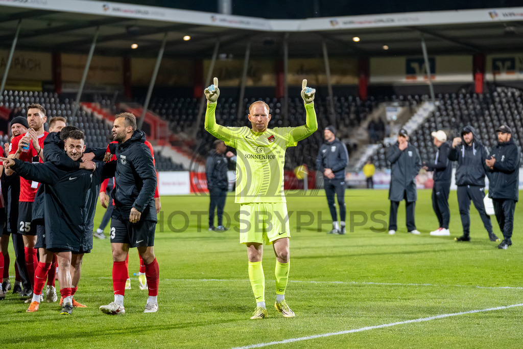 SG Sonnenhof Großaspach vs. SGV Freiberg, Fussball, Regionalliga Suedwest, 30. Spieltag, 22.04.2026 | Maximilian Reule (SG Sonnenhof Großaspach, #01) feiert den Sieg,SG Sonnenhof Großaspach vs. SGV Freiberg, Fussball, Regionalliga Suedwest, 30. Spieltag, 22.04.2026