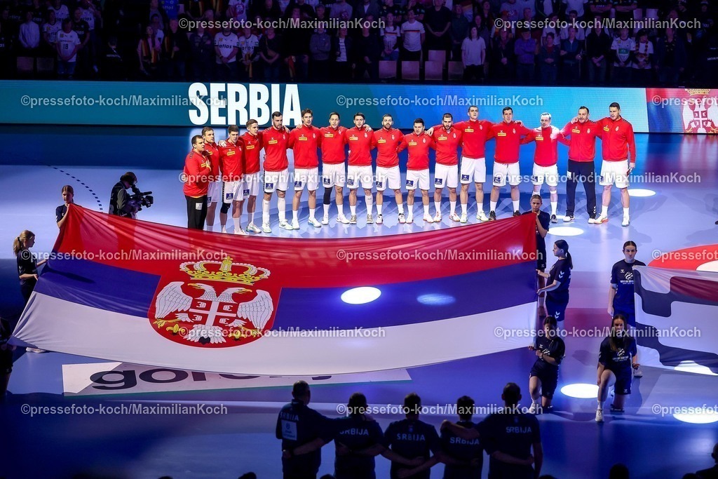 EHF19012601006 | 19.01.2026, Handball, Men's EHF EURO 2026, Österreich - Serbien, Jyske Bank Boxen in Herning, Dänemark, Preliminary Round: Das Serbische Team steht bei der Nationalhymne Arm in Arm zusammen.  