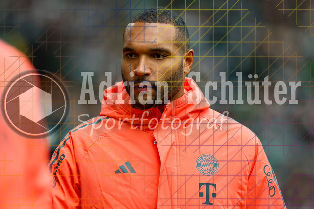 Borussia Mönchengladbach vs FC Bayern München - Bundesliga  | Mönchengladbach, Deutschland, 25.10.25:   Jonathan Tah (FC Bayern München) schaut waehrend des Spiels der Bundesliga zwischen Borussia Mönchengladbach vs FC Bayern München im Stadion im Borussia Park(Foto von Brauer-Fotoagentur / Adrian Schlueter)