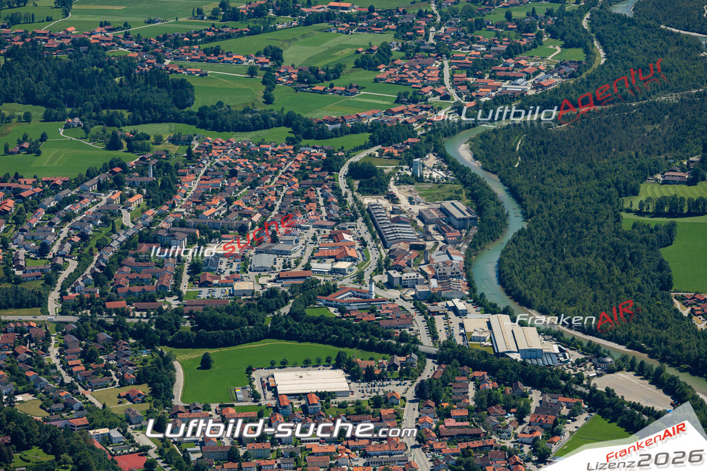 Aktuelles Luftbild von  Bad Tölz - Die Luftaufnahme wurde 2022 mittels UL-Flugzeug erstellt ( keine Drohne ) - hochauflösende Kamera-Systeme von  Canon -Beste Qualität - Für grossformatige Ausdrucke geeignet. Die Geschenkidee !