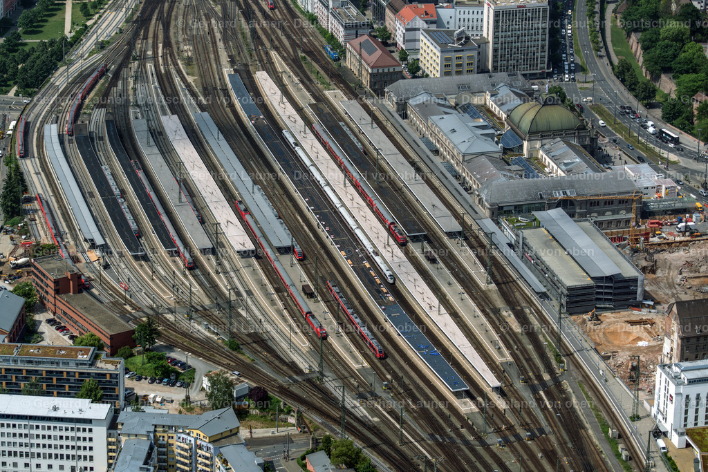 3803068 | NüRNBERG 21.08.2021 Gleisverlauf und Gebäude des Hauptbahnhofes der Deutschen Bahn im Ortsteil Mitte in Nürnberg im Bundesland Bayern, Deutschland. Weiterführende Informationen bei: DB Netz AG,  Deutsche Bahn AG. // Track progress and building of the main station of the railway in the district Mitte in Nuremberg in the state Bavaria, Germany. Further information at: DB Netz AG,  Deutsche Bahn AG. Foto: Gerhard Launer