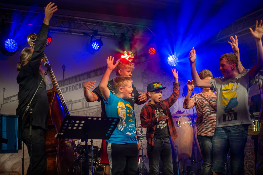 Summ Summ Salsa | Kinderkonzert Summ Summ Salsa mit Klazz Brothers & Cuba Percussion im Forte Belvedere Leisnig zum Festival Hallo Leisnig 2022. - Realisiert mit Pictrs.com