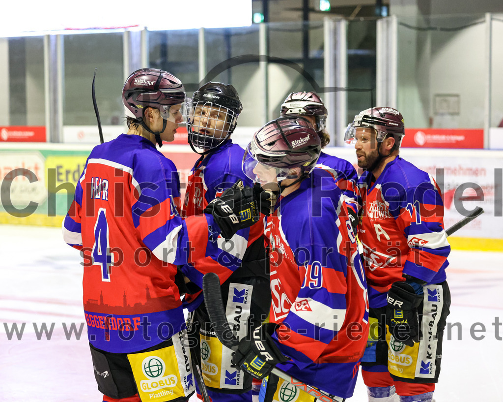 2022-09-09_124_TSV_Erding_gegen_Deggendorfer_SC | Erding, Deutschland, 09.09.2022:
Eishockey, Bayernliga 2022 / 2023, Testspiel, TSV Erding gegen Deggendorfer SC, Endergebnis: 2:5

Silvan Heiß (Deggendorfer SC, #4), Yannic Bauer (Deggendorfer SC, #89), Curtis Leinweber (Deggendorfer SC, #11)

Foto: Christian Riedel / fotografie-riedel.net