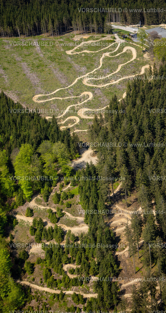 Schmallenberg240505085GreenHillBikePark | Luftbild, Green Hill Bikepark, Mountainbike-Trail am Ortsteil Gellinghausen, Serpentinen Abfahrt Gelände, umgeben von Wald, Wiesen und Feldern, Gellinghausen, Schmallenberg, Sauerland, Nordrhein-Westfalen, Deutschland
