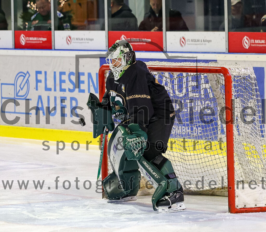 2025-11-30_021_TSV_Erding_gegen_EC_Peiting | Erding, Deutschland, 30.11.2025:Eishockey, Oberliga Süd 2025 / 2026, 22. Spieltag, TSV Erding gegen EC Peiting, Endergebnis: 5:1Torwart Leon Meder (Erding Gladiators, #39)Foto: Christian Riedel / fotografie-riedel.net