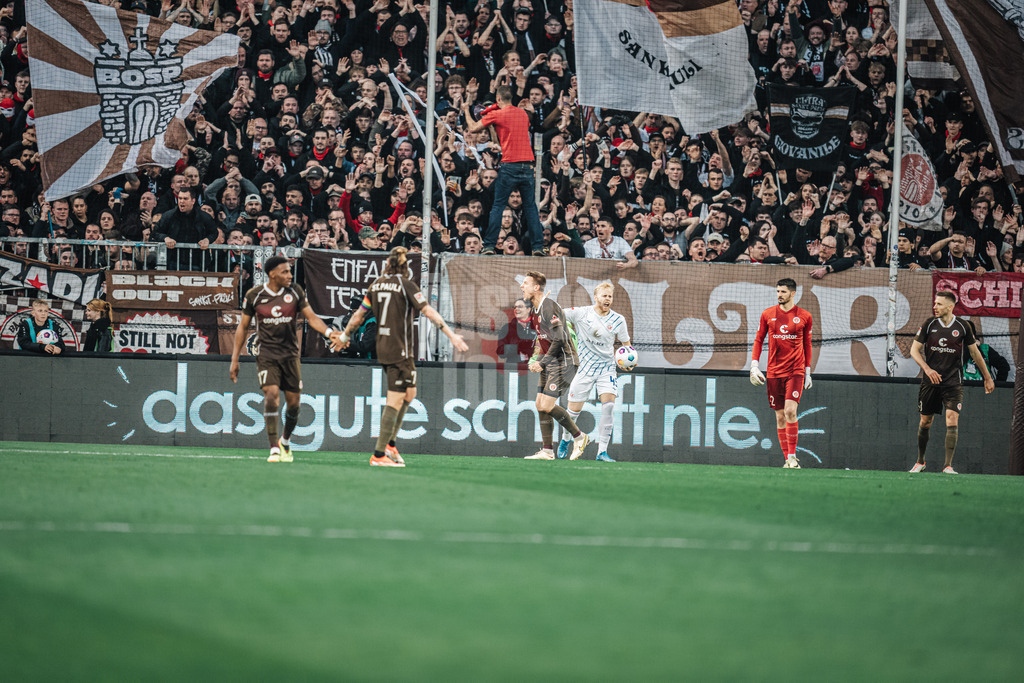 Fußball | Männer | Saison 2023/2024 | 2. Fußball-Bundesliga | 31. Spieltag | FC St. Pauli vs. FC Hansa Rostock | 26.04.2024 | Hauke Wahl (#5, FC St. Pauli) freut sich links während Sveinn Guojohnsen (#45, FC Hansa Rostock) sich rechts ärgert