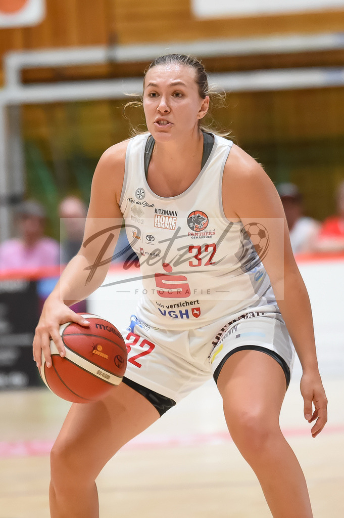 PANNOE20211010_029 | Basketball, Frauen: Jill Townsend (GiroLive-Panthers Osnabrueck) in Aktion, am Ball, Einzelaktion beim Spiel der Toyota DBBL zwischen GiroLive-Panthers Osnabrueck und Eigner Angels Noerdlingen im datos – home of the panthers am 10.10.2021 in Osnabrueck, Deutschland. - Realisiert mit Pictrs.com