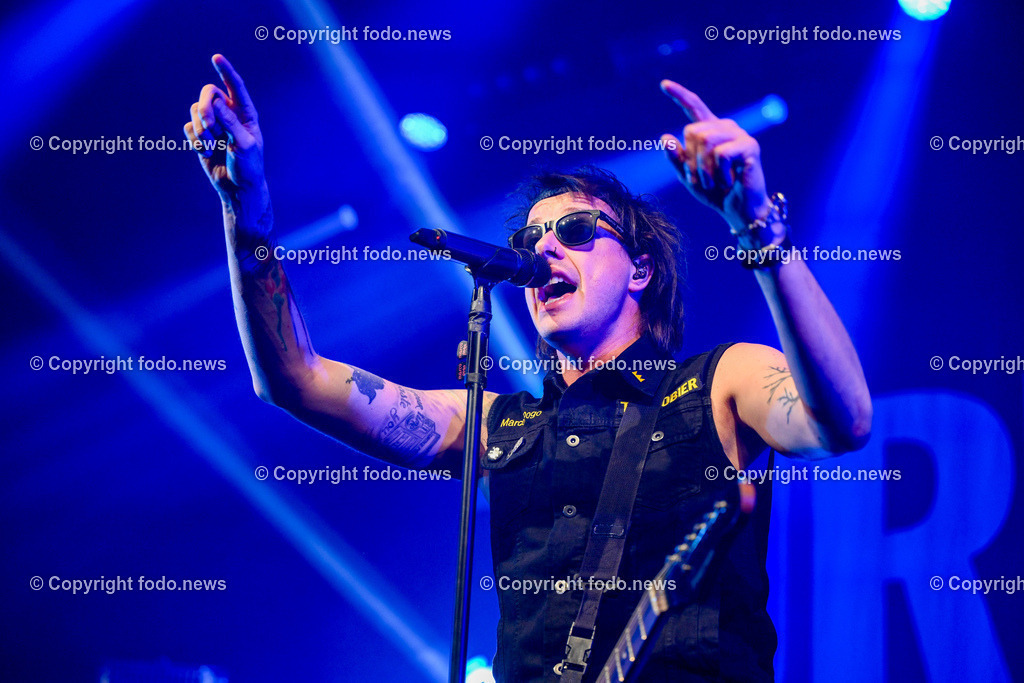 Posthof_ Turbobier_ Konzert_ 15.03.2024-36 | 15.03.2024, Linz, AUT, Posthof, Konzert Turbobier, im Bild Marco Pogo alias Dominik Wlazny (Saenger, Konzepter und Songwriter,  Gitarrist der oesterreichischen Punk-Rock-Band Turbobier, weiters Politiker der Bierpartei, Bezirksrat in Wien Simmering, Praesidentschaftskandidat, Arzt, Mediziner)