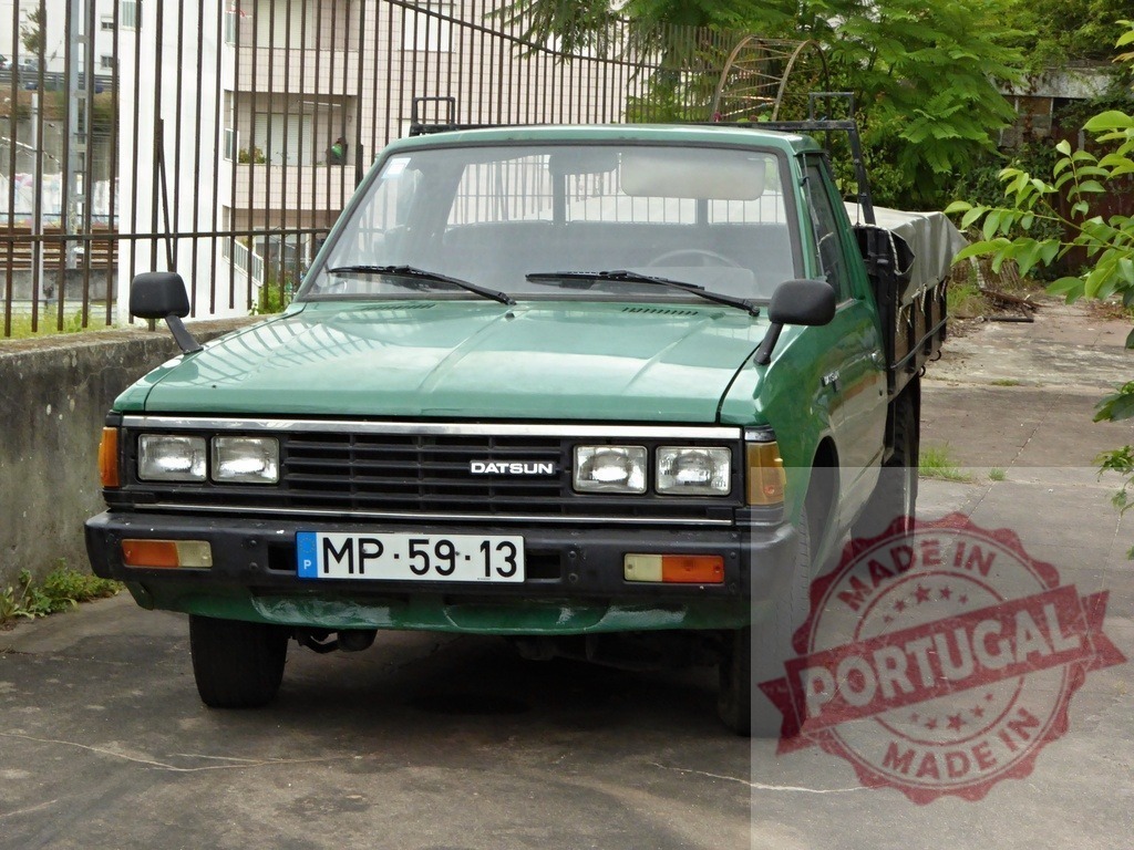 Datsun green vintage pickup truck parked on concrete | Datsun green pickup truck with a Portuguese license plate parked outdoors - Realisiert mit Pictrs.com