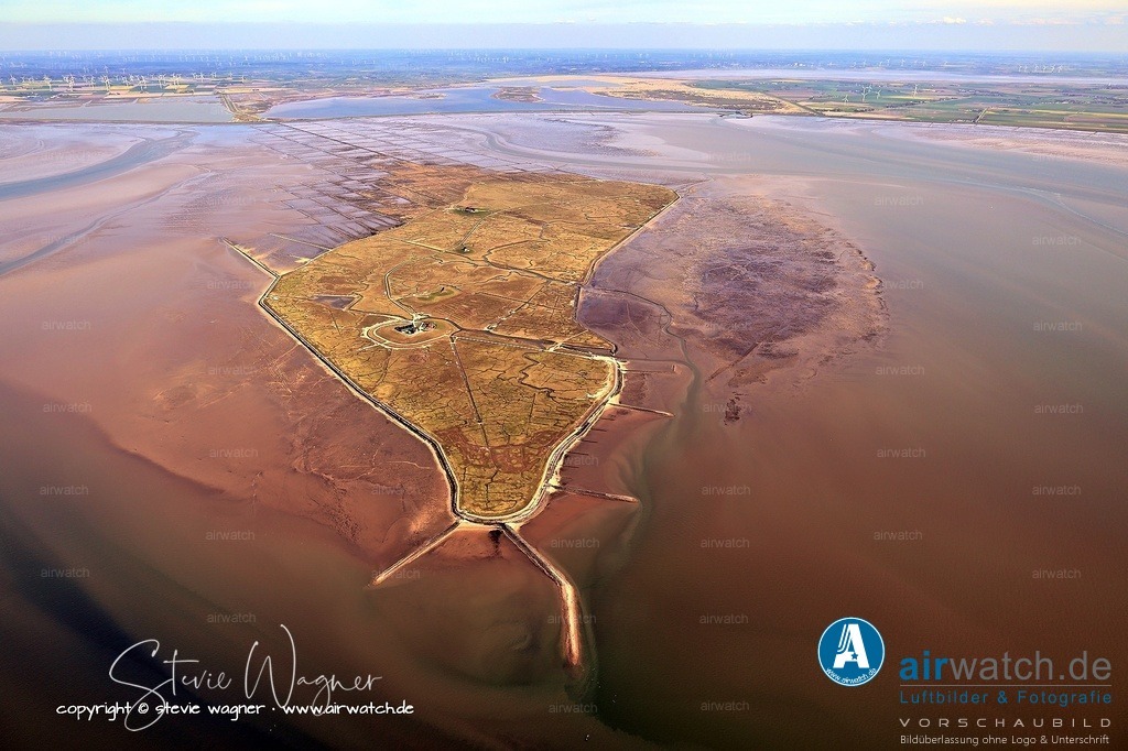 Zu den Besonderheiten der Hallig Nordstrandischmoor zählen die kleinste Schule Deutschlands - Luftbild | Zu den Besonderheiten der Hallig zählen die kleinste Schule Deutschlands (Grund- und Hauptschule) sowie ein Halligkrog und ein alter Friedhof.  Es gibt vier Warften, von denen drei (Norderwarft, Amalienwarft und Neuwarft) bewohnt sind.