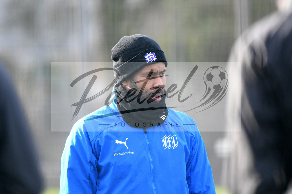 20200131_TRAOSN_0053 | Fußball, Herren: Trainer Daniel Thioune (VfL Osnabrueck) schaut waehrend der Trainingseinheit des VfL Osnabrueck im Sportpark Illoshoehe am 31.01.2020 in Osnabrueck, Deutschland. - Realisiert mit Pictrs.com