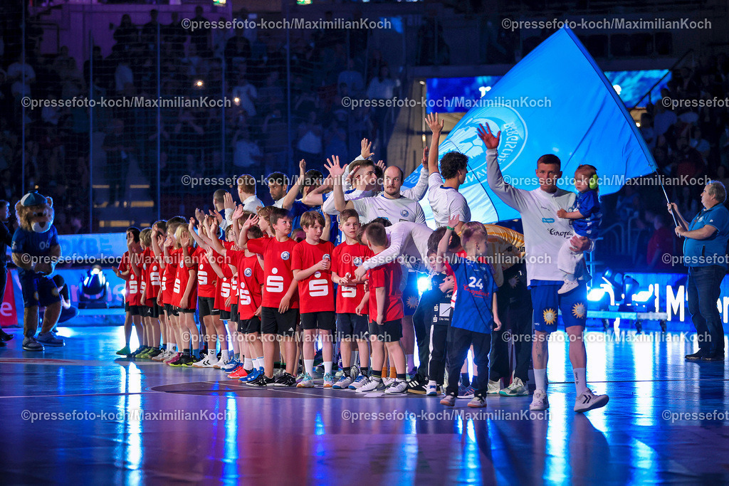 Due1HBL02062402062 | 02.06.2024, Handball, Düsseldorf, PSD-Bank Dome, Liqui Moly Handball Bundesliga, Spieltag 34, Saison 2023 2024, Bergischer HC - SG Flensburg-Handewitt: Die Mannschaft bedankt sich mit Einlaufkinder bei den Fans für die Unterstützung