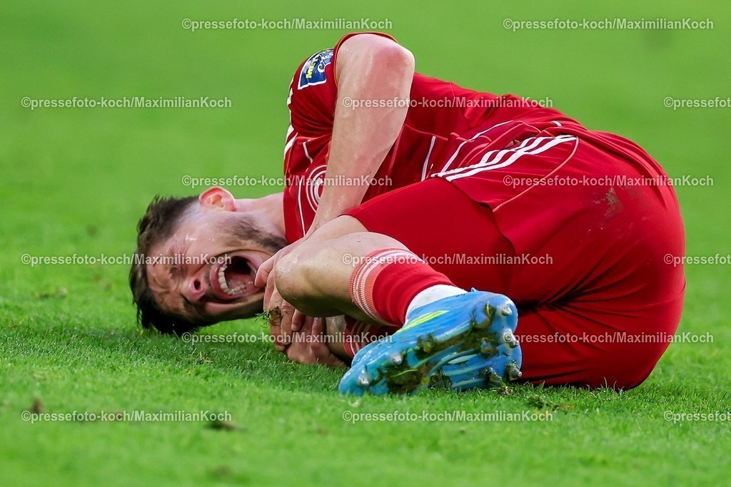 F9510042601078 | 10.04.2026, Fußball, Fortuna Düsseldorf - Holstein Kiel, 2. Fußball Bundesliga, Herren, Merkur Spiel-Arena, 29. Spieltag, Saison 2025 2026: Florent Muslija&nbsp;(Fortuna Düsseldorf #24) liegt verletzt auf dem Spielfeld Schmerzen Verletzung und muss vom Spielfeld getragen werden.  DFB regulations prohibit any use of photographs as image sequences and or quasi-video.