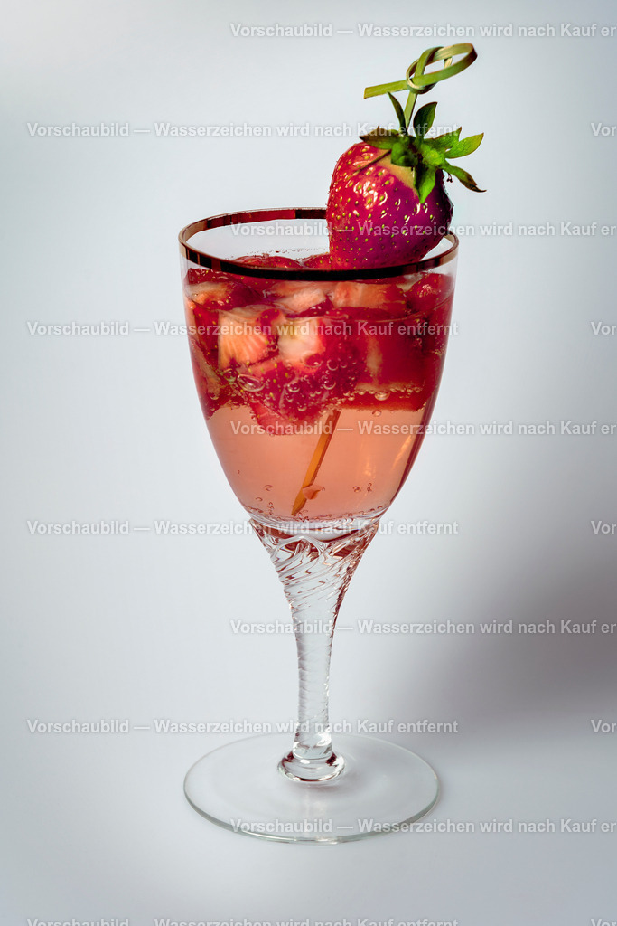 ein Glas Erdbeersekt | ein Glas Erdbeersekt auf weissem Hintergrund - Realisiert mit Pictrs.com