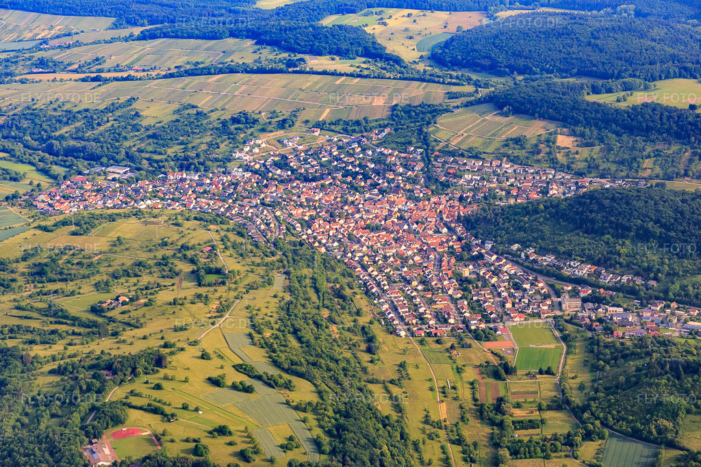 Luftbild: Weinortansicht aus Süden im Ortsteil Dietlingen in Keltern im Bundesland Baden-Württemberg in Deutschland. Foto: IMG_079869.jpg vom 31.05.2015 durch Werner Riehm/FLY-FOTO.de