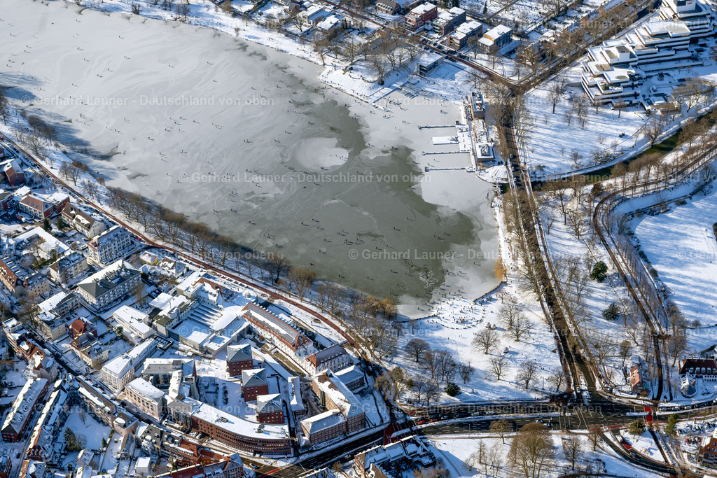 4043939 | MüNSTER 13.02.2021 Winterlich schneebedeckte Parkanlage am Aasee in Münster im Bundesland Nordrhein-Westfalen, Deutschland. // Wintry snowy park of on Aasee in Muenster in the state North Rhine-Westphalia, Germany. Foto: Gerhard Launer