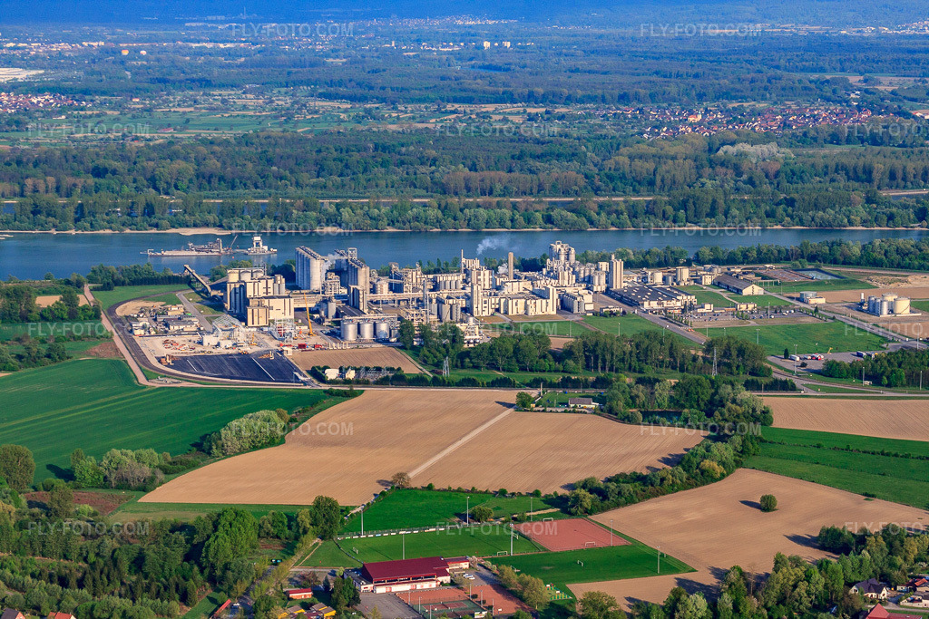 Aerial view: Roquette Frères chemical factory on the banks of the Rhine in Beinheim in the state Bas-Rhin, France. – Photo: IMG_39467.jpg taken on 04/14/2011 by Werner Riehm/FLY-FOTO.com – Resolution of the original: 4752 x 3168 px – Roquette: Turning Nature’s Potential into Life’s Essentials