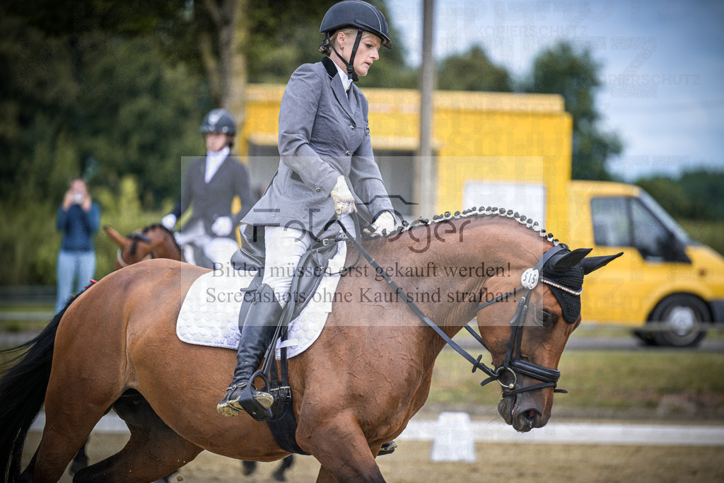 DOS_9104 | Entdecke hochwertige Reitturnierfotos von Foto Oger. Professionell, emotional und authentisch – jetzt Lieblingsmomente im Shop bestellen.Deutschlandweite Turnierfotografie. - Realisiert mit Pictrs.com