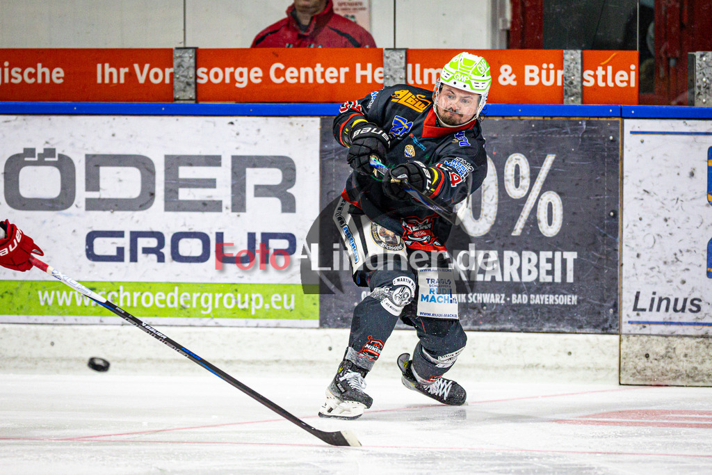 Peißenberg MINERS gegen EHC Klostersee | Eishockey Bayernliga 2025/26 Vorrunde 12. Spieltag, Peißenberg MINERS gegen EHC Klostersee, 20251116,Marek HALODA (MINERS 64) in Aktion, Freisteller,2025-11-16 in Peißenberg (flatbuy Arena Peißenberg), Marek HALODA (MINERS 64)Copyright: WolfgangxLindner www.foto-lindner.de