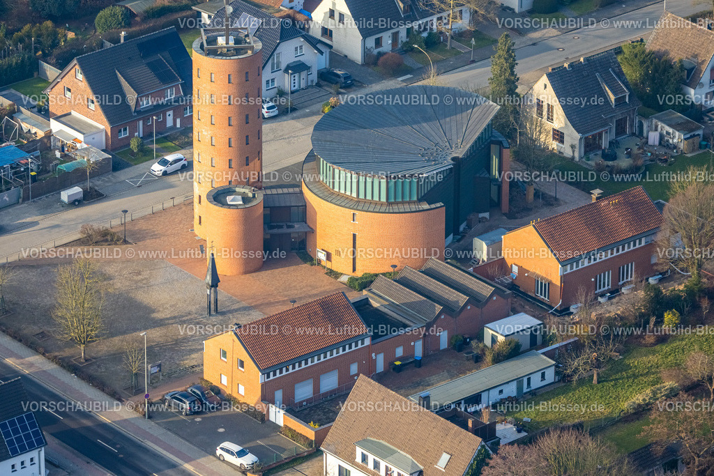 Neukirchen-Vluyn260101326 | Luftbild, kath. Antoniuskirche Kirchengemeinde St. Quirinus, freistehender Kirchturm und rundes Kirchengebäude, Vluyn, Neukirchen-Vluyn, Ruhrgebiet, Nordrhein-Westfalen, Deutschland