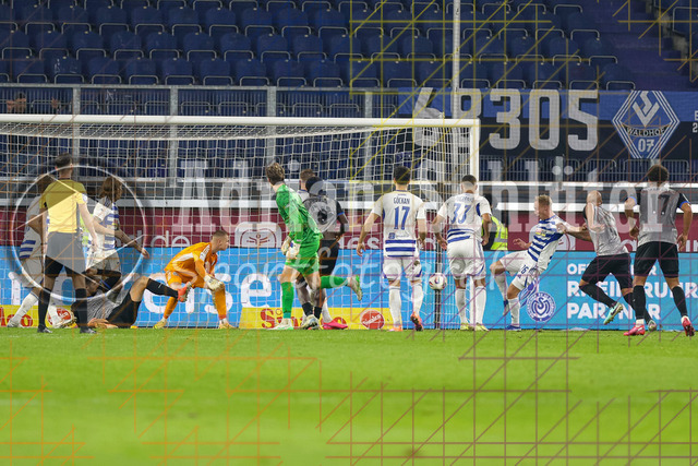MSV Duisburg vs SV Waldhof Mannheim - 3. Liga | Duisburg, Deutschland, 07.11.25:   Thijmen Joel Sander Nijhuis (SV Waldhof Mannheim) mit einem Kopfball auf das Torwaehrend des Spiels der 3. Liga MSV Duisburg vs SV Waldhof Mannheim in der schauinsland-reisen-arena(Foto von Brauer-Fotoagentur / Adrian Schlueter)