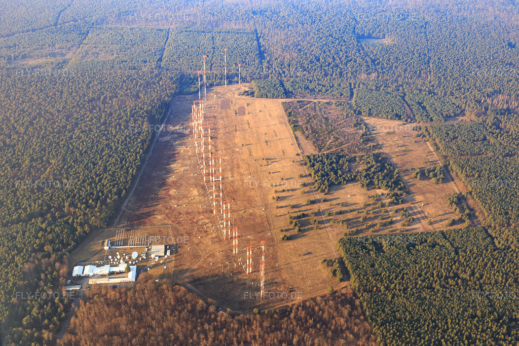Luftbild: US-Antennenanlage der IBB International Broadcasting Bureau Transmitter Station Lampertheim im Ortsteil Neuschloß in Lampertheim im Bundesland Hessen in Deutschland. Foto: IMG_096704.jpg vom 14.02.2017 durch Werner Riehm/FLY-FOTO.de