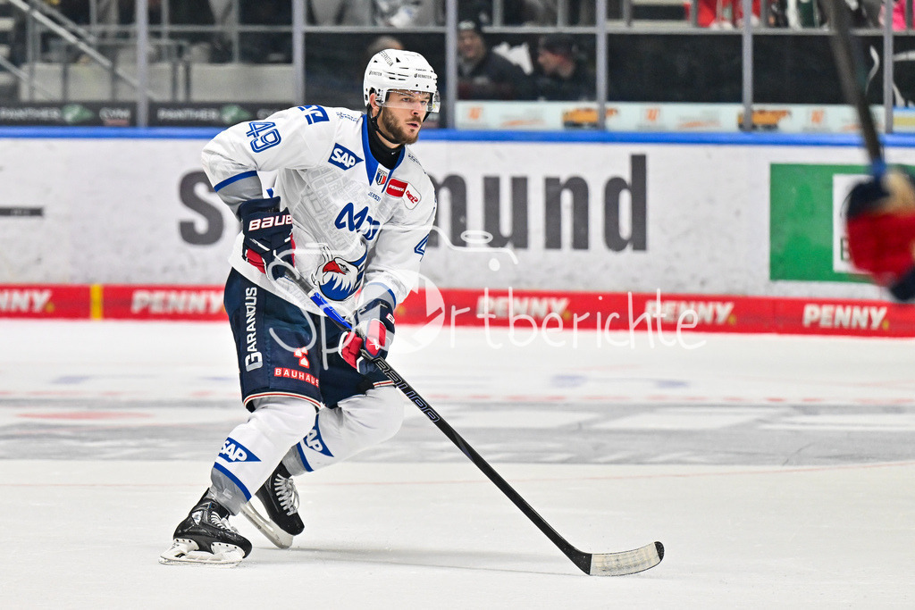 Augsburger Panther - Adler Mannheim | am Puck Lukas KÄLBLE (Adler Mannheim 49) / Einzelfoto / Freisteller / DEL: Augsburger Panther - Adler Mannheim; Curt Frenzel Stadion am 14.09.2025