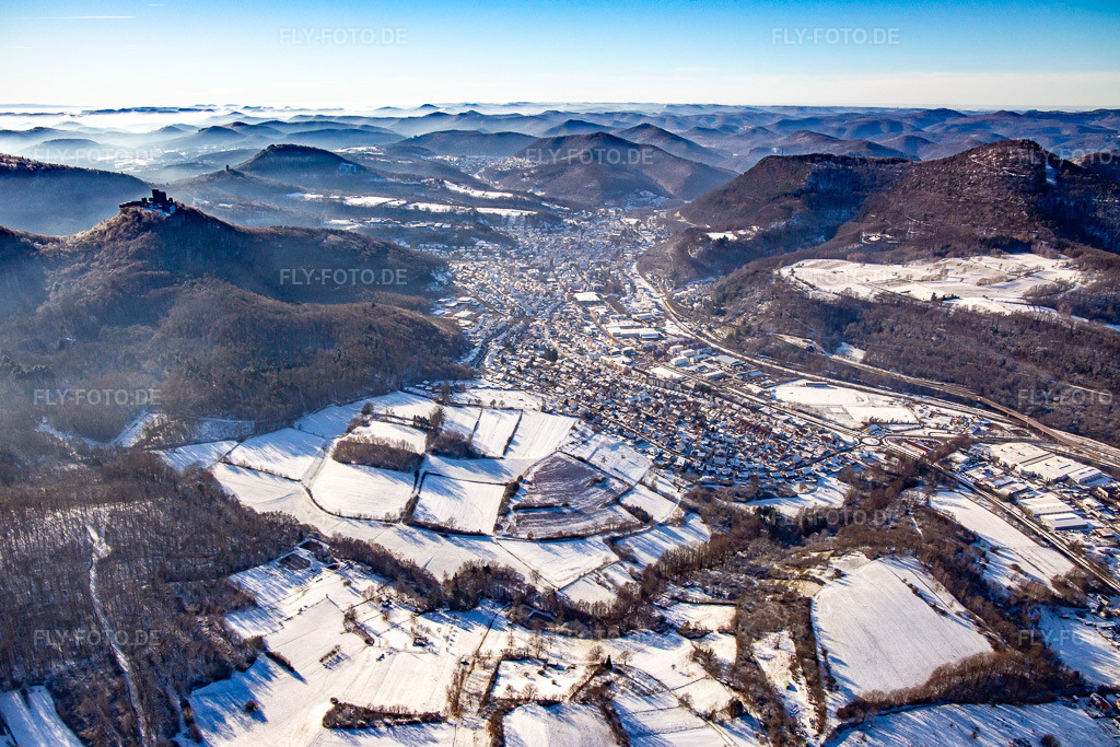 Luftbild: Queichtal aus Osten im Winter bei Schnee in Annweiler am Trifels im Bundesland Rheinland-Pfalz in Deutschland. Foto: IMG_139836.jpg vom 20.01.2024 durch Werner Riehm/FLY-FOTO.de