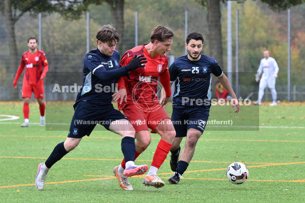 FC Kilia Kiel vs SC Rapid Lübeck | Jan Matti Seidel (Kilia #10) vs Ivan Taritas (Rapid #23) &amp; Hakob Avetisyan (Rapid #25) / Fußball-Oberliga Männer 2026/2027 / FC Kilia Kiel vs SC Rapid Lübeck / Kilia Sportplatz / Kiel / 24.10.26 - Realisiert mit Pictrs.com