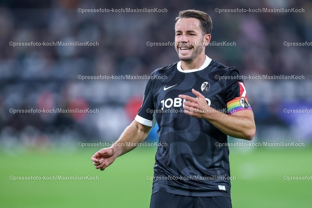 BMG05102501110 | 05.10.2025, Fußball, Borussia Mönchengladbach - SC Freiburg, 1. Fußball Bundesliga, Borussia-Park, Saison 2025 2026: Christian Günter&nbsp;(SC Freiburg #30) DFB regulations prohibit any use of photographs as image sequences and or quasi-video.