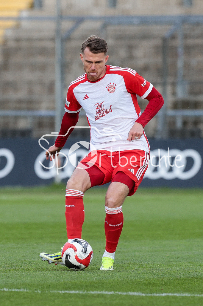 FC Bayern Amateure - TSV Buchbach | am Ball Steve BREITKRUEZ (FCB #26) / Freisteller / Einzelfoto
