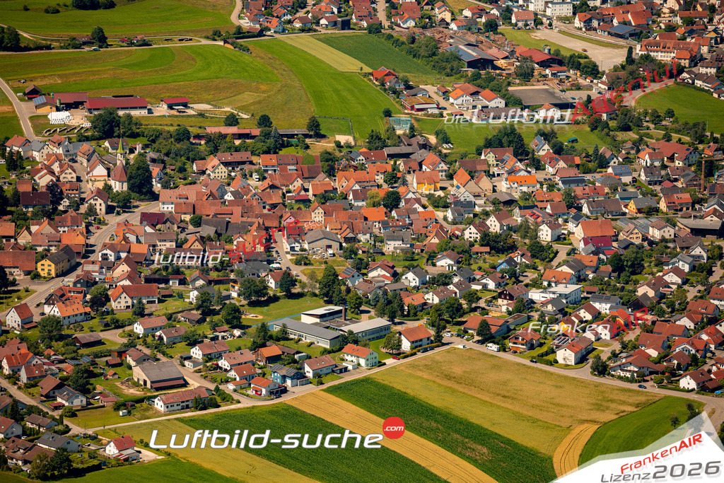 Das Luftbild zeigt : Kleinengstingen Engstingen - Die Luftaufnahme wurde 2024 vom UL-Flugzeug aus erstellt ( keine Drohne ) - Hochauflösende Luftaufnahme - Für grossformatige Ausdrucke geeignet. Die Geschenkidee !Mit Lizenz und Bildrechte bestellbar