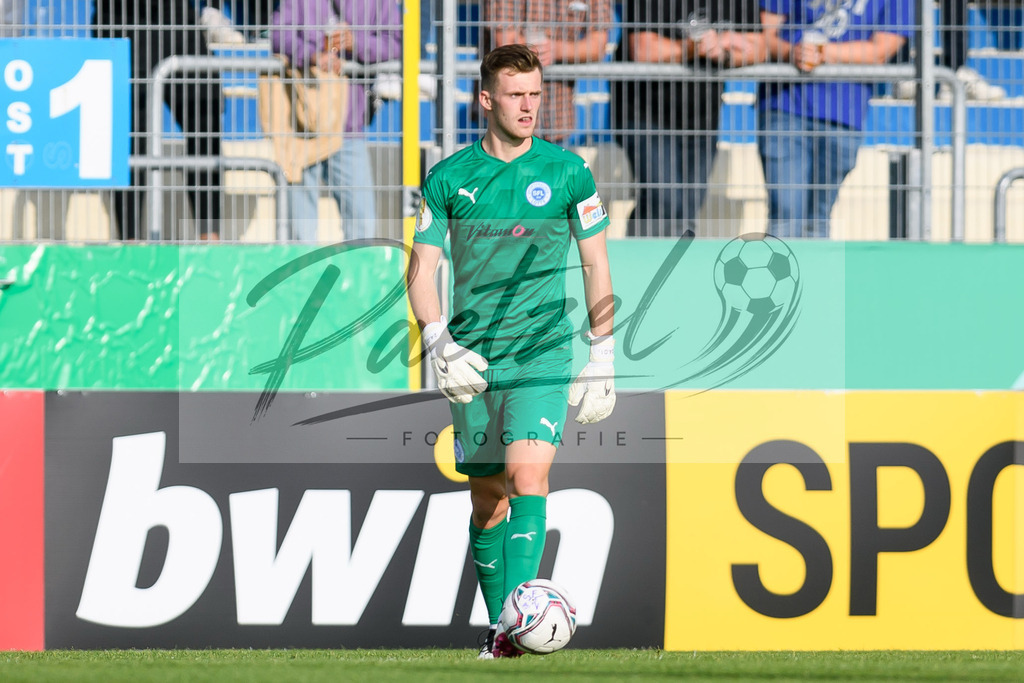 LOTKSC20210809_097 | Fussball, Herren: Torwart Jhonny Peitzmeier (Sportfreunde Lotte) in Aktion, am Ball, Einzelaktion beim Spiel der 1. Runde im DFB-Pokal zwischen SF Lotte und Karlsruher SC im Stadion am Lotter Kreuz am 09.08.2021 in Lotte, Deutschland.DFB / DFL REGULATIONS PROHIBIT ANY USE OF PHOTOGRAPHS AS IMAGE SEQUENCES AND/OR QUASI-VIDEO. - Realisiert mit Pictrs.com