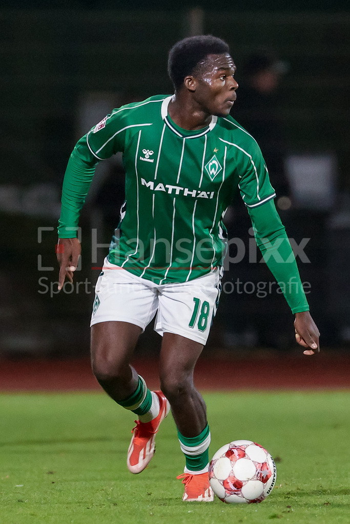 Fussball, Regionalliga Nord, SV Werder Bremen II - BSV Kickers Emden | Princewell Mbock (SV Werder Bremen II, 18) am Ball, Freisteller, Einzelbild, Ganzkörper, Aktion, Action, Spielszene