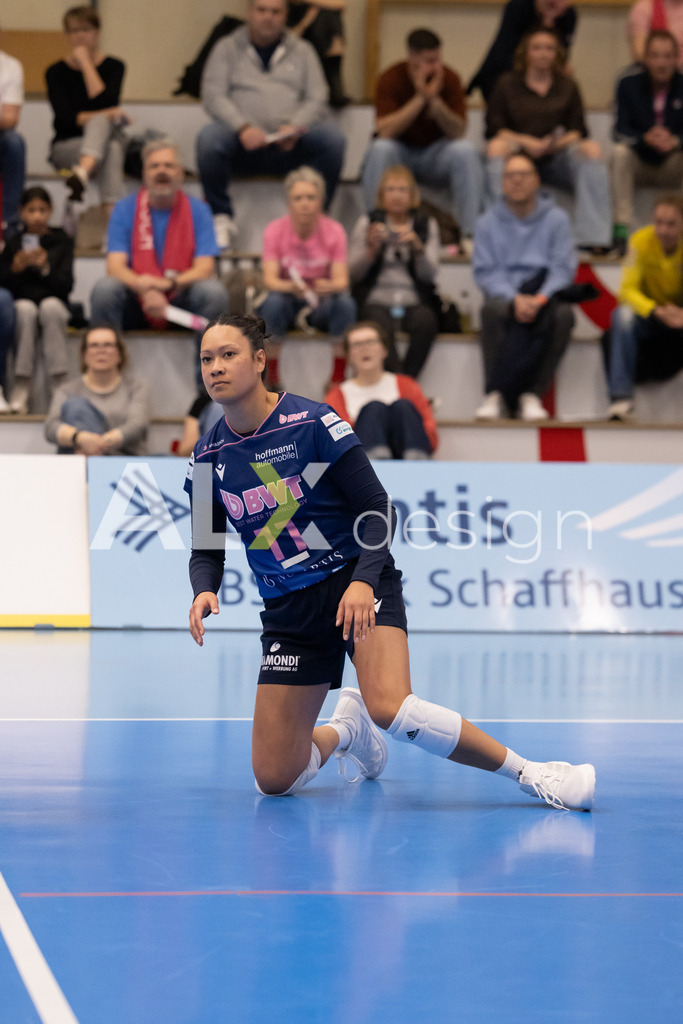 Volleyball I Frauen I Saison 2025-2026 I Volleyball NLA | Women I 1/2 Finals I  VC Kanti Schaffhausen - Sm'Aesch Pfeffingen I 07.03.2026 | 11 Mita Uiato (USA) (Sm'Aesch Pfeffingen) – Zuspiel - Realisiert mit Pictrs.com
