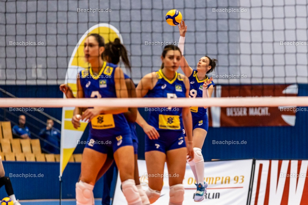 2022-00063286-Testspiel-Deutschland-Brasilien | Aufschlag Roberta RATZKE #9 BRA,  17.09.2022; Berlin Foto: Gerold Rebsch - www.beachpics.de
