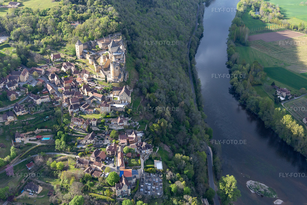Luftbild: Chateau de Castelnaud-la Chapelle über der Dordogne Brücke in Castelnaud-la-Chapelle im Bundesland Dordogne in Frankreich. Foto: IMG_113481.jpg vom 16.04.2019 durch Werner Riehm/FLY-FOTO.de