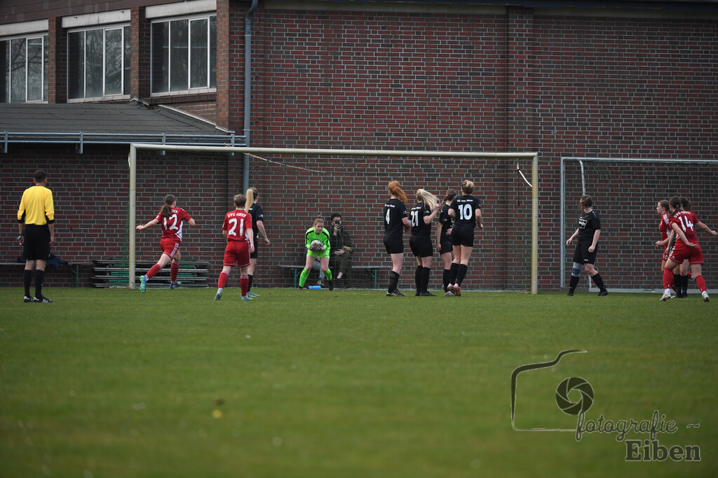 SG am Meer-SpVG Aurich U20 | Bezirksliga Frauen Nord; SG am Meer (schwarz)-SpVG Aurich U20 (rot) am 23.03.2025; in Gristede (Fehrenkampstr. 2a), Photo: Philip Eiben 2025 - Realisiert mit Pictrs.com