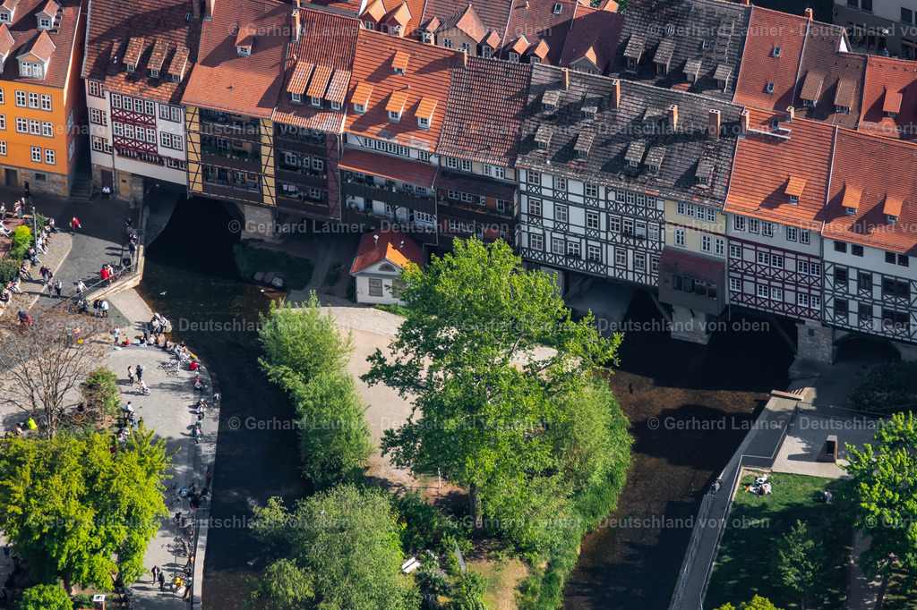 4025695 | ERFURT 06.05.2020 Historische Alte Brücke " Krämerbrücke Erfurt " über die Gera im Ortsteil Altstadt in Erfurt im Bundesland Thüringen, Deutschland. Weiterführende Informationen bei: Krämerbrücke Erfurt,  Landeshauptstadt Erfurt. // Historic Old Bridge " Kraemerbruecke Erfurt " across Gera in the district Altstadt in Erfurt in the state Thuringia, Germany. Further information at: Kraemerbruecke Erfurt,  Landeshauptstadt Erfurt. Foto: Gerhard Launer