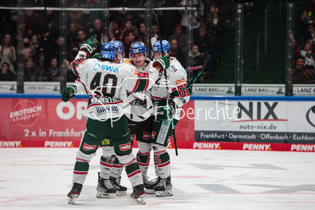 Löwen Frankfurt - Augsburger Panther | Die Augsburger juebeln ueber den Ausgleich zum 3-3 durch Samuel SORAMIES (AEV #26)