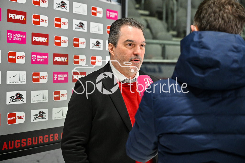 Augsburger Panther - Düsseldorfer EG | Im Bild Larry MITCHELL Headcoach Augsburger Panther beim Interview von MagentaSport / Magenta Sport / vor der Partie gegen Duesseldorf / Einzelfoto / Freisteller / DEL: Augsburger Panther - Duesseldorfer EG, Curt Frenzel Stadion am 04.03.2025